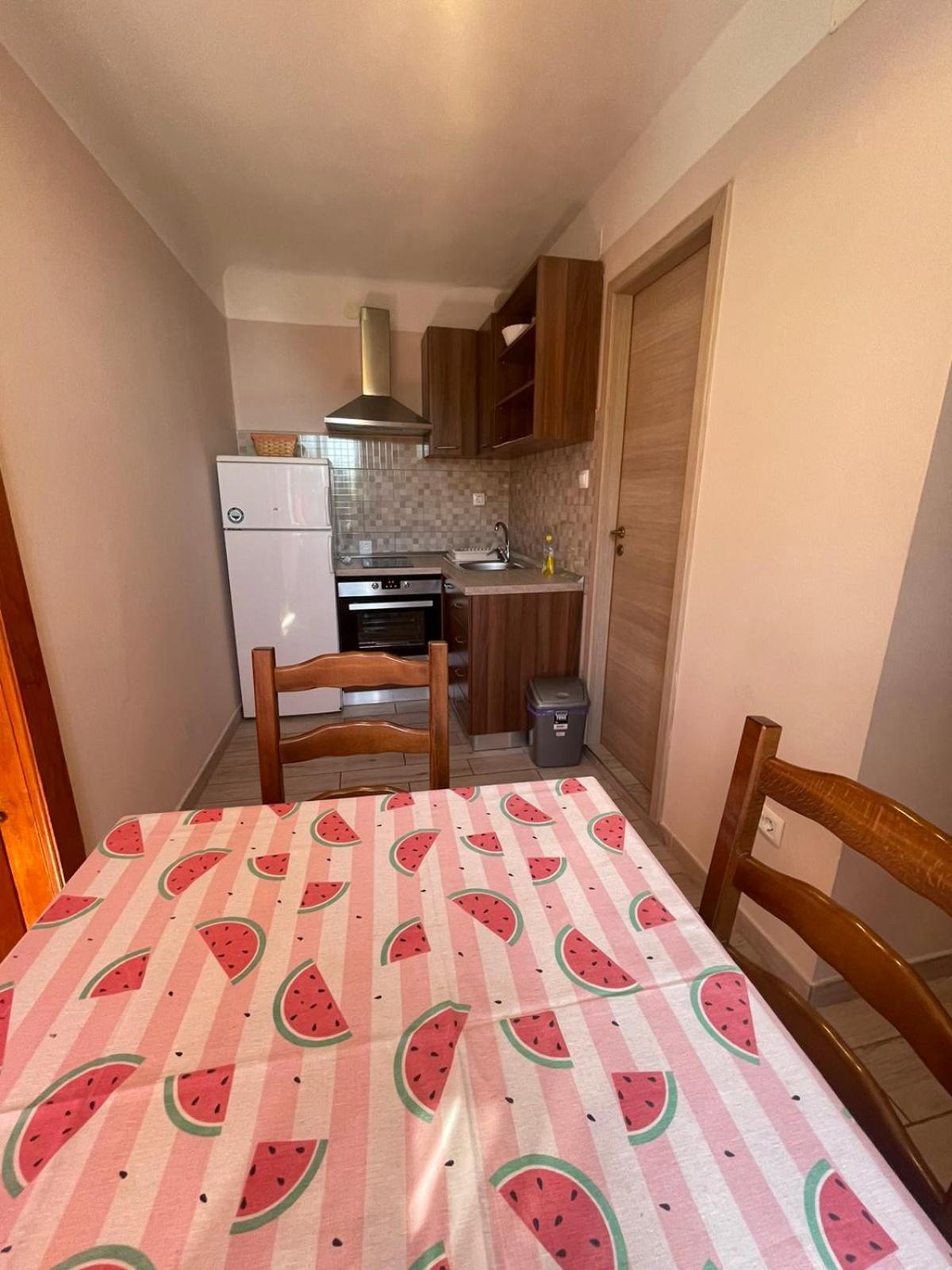 Crveni Apartman ツレス エクステリア 写真